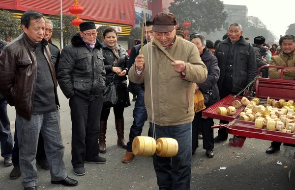 Pengzhou, China: Hombre girando Ti Huang Top —  Fotos de Stock