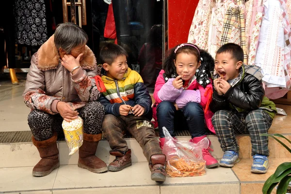 Pengzhou, china: vrouw met drie kinderen — Stockfoto