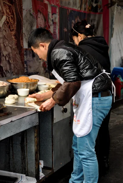Pengzhou, China: Pessoas preparando massa e carne para pizzas chinesas — Fotografia de Stock