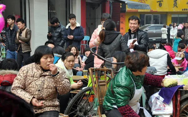 Pengzhou, Chiny: ludzie jedzenie w restauracji ourdoor — Zdjęcie stockowe