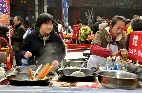 彭州市，中国： 售卖食物对城市街道的两个女人 — 图库照片