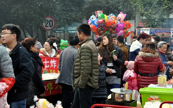Pengzhou, China: Pessoas e vendedores de alimentos no City Park — Fotografia de Stock