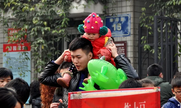 Pengzhou, China: Padre llevando a su hijo pequeño en sus hombros — Foto de Stock