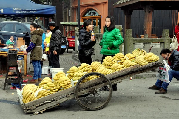 Pengzhou, China: Mann verkauft Bananen auf der Straße — Stockfoto