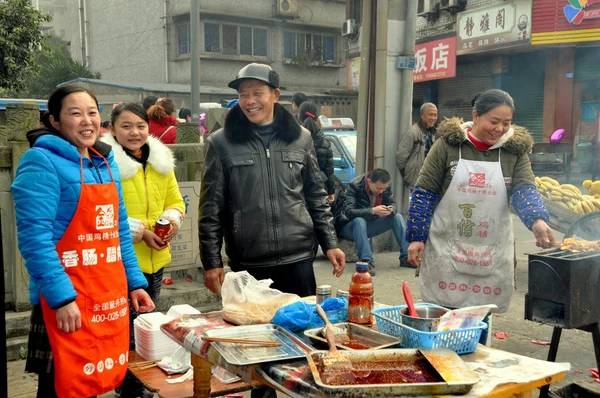 Pengzhou, China: Vendedores vendendo comida de rua — Fotografia de Stock