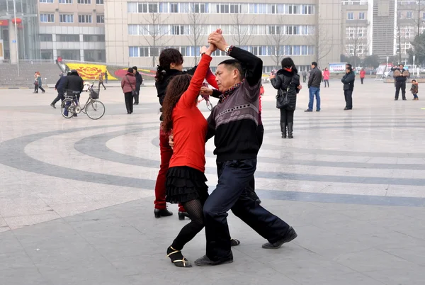 Pengzhou, China: Pareja bailando al aire libre — Foto de Stock