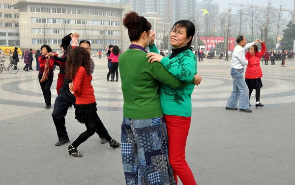 Penghou, china: vrouwen buitenshuis dansen — Stockfoto