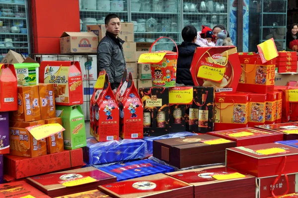 Pengzhou, Kina: lådor med vin och likör — Stockfoto