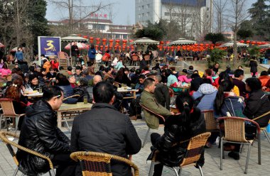 pengzhou, Çin: insanlar şehir parkında çay içme