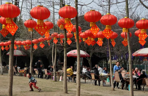 Pengzhou, Kina: röda lyktor i pengzhou park — Stockfoto