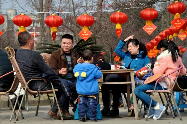 Pengzhou, Čína: rodina v pengzhou parku — Stock fotografie