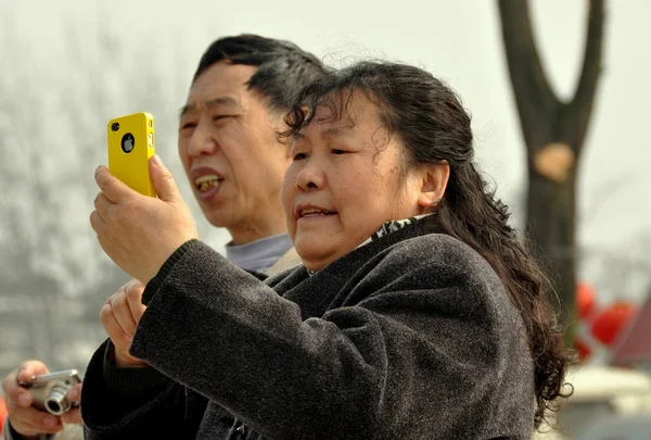 Pengzhou, China: Woman Taking Photo with Cellphone — Stock Photo, Image