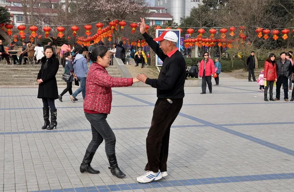 Пэнцзян, Китай: люди танцуют в городском парке — стоковое фото