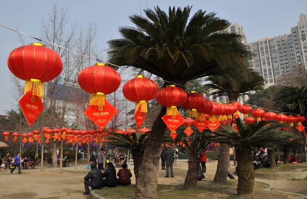 Pengzhou, China: Chinese New Year Lanterns in City Park — Stock Photo, Image