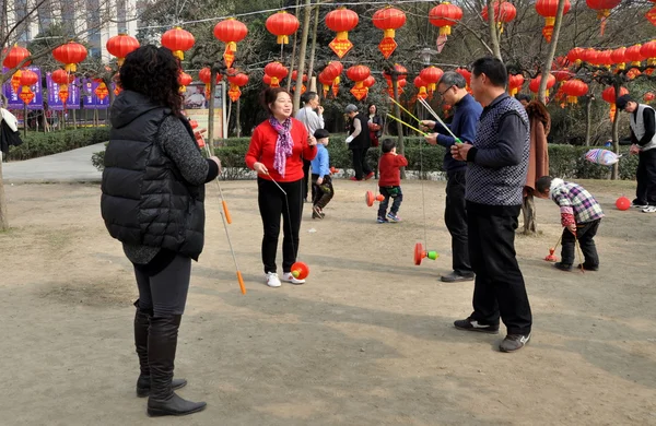 Pengzhou, Čína: lidé káči v městském parku — Stock fotografie