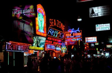 Pattaya, Tayland: neon işaret street yürüyüş gecesi