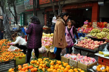 pengzhou, Çin: taze meyve satın insanlar