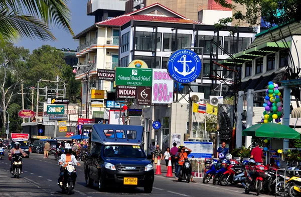 Pattaya, Tailândia: Turistas que compram lembranças — Fotografia de Stock