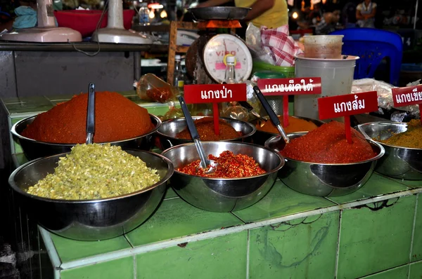 Pattaya, thailand: kommen van curry poeders en levensmiddelen op markthal — Stockfoto