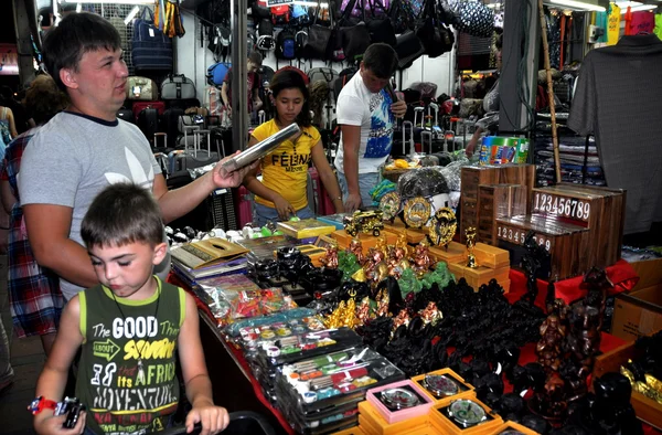Pattaya, thailand: turister shopping för souvenirer — Stockfoto