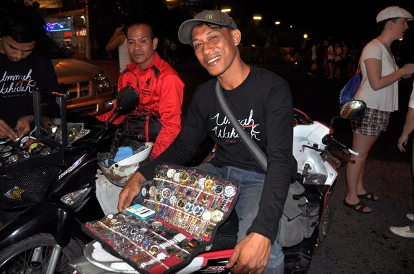 Pattaya, Thaiand : Vendeur de rue vendant des montres — Photo