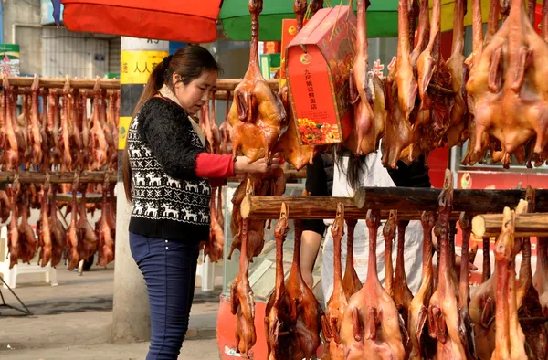 Pengzhou, China: Frau kauft gepresste Ente — Stockfoto