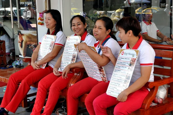 Pattaya, Thailand: Masseues at O Ring Massage Spa — Stock Photo, Image