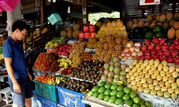 Pattaya, Thajsko: prodejce prodává tropické ovoce — Stock fotografie