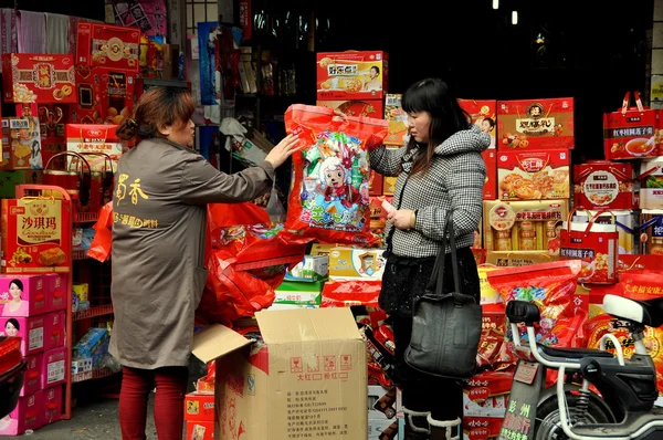 Pengzhou, china: vrouwen kopen geschenk zakken op markthal — Stockfoto