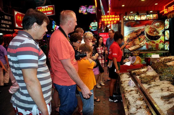 Pattaya, thailand: turister på skaldjursrestaurang på natten walking street — Stockfoto