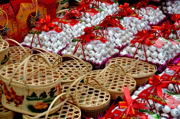 彭州市，中国： 中国农历新年鸡蛋礼品篮 — 图库照片