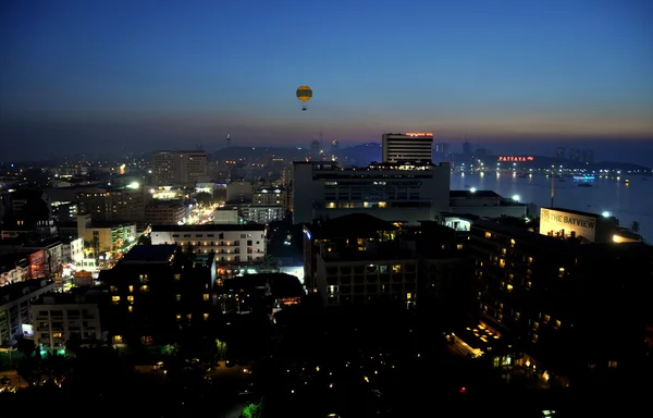 Pattaya, thailand: weergave van de stad, bay, en ballon — Stockfoto