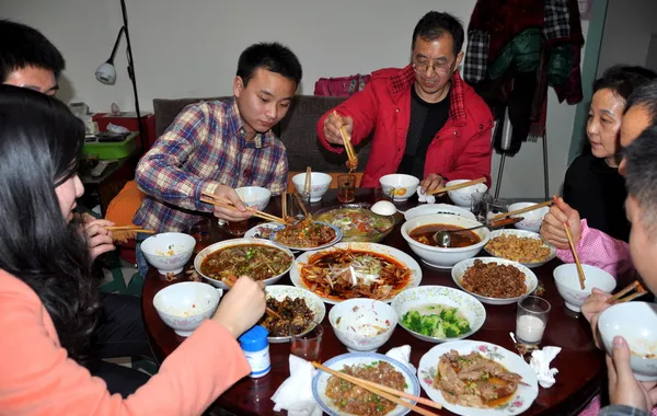 彭州市，中国： 家庭饮食传统中国新年除夕晚餐 免版税图库照片