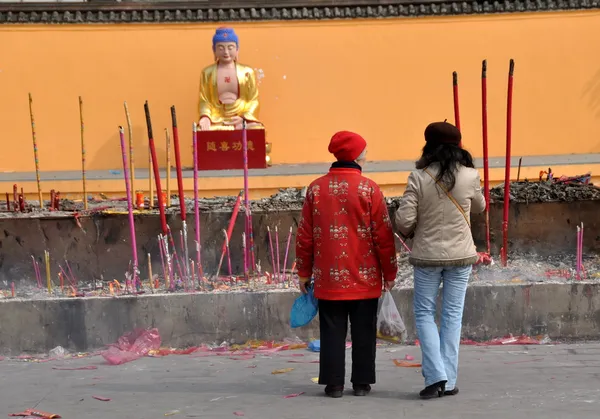 Pengzhou, China: Mulheres em Long Xing Temple — Fotografia de Stock