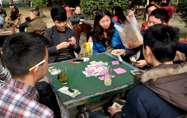 Pengzhou, China: Jóvenes chinos jugando a las cartas en el parque de la ciudad —  Fotos de Stock