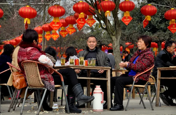 Pengzhou, Kina: familjen sitter i stadsparken — Stockfoto