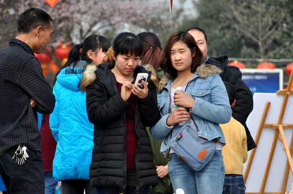 Pengzhou, China: Teens Using Cellphone in City Park — Stock Photo, Image
