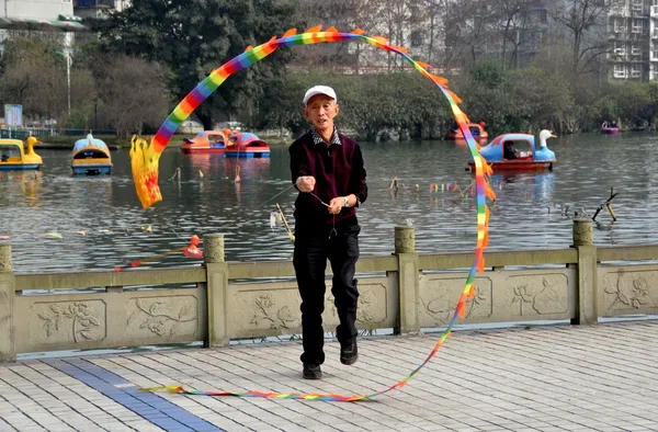 Pengzhou, China: Man Spinning Ti Huang Top — Stock Photo, Image