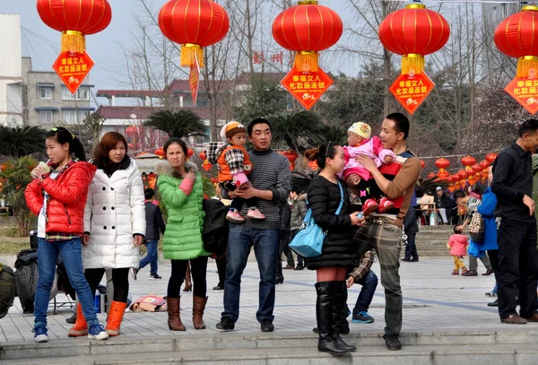 Pengzhou, Cina: Famiglie cinesi nel parco di Pengzhou — Foto Stock
