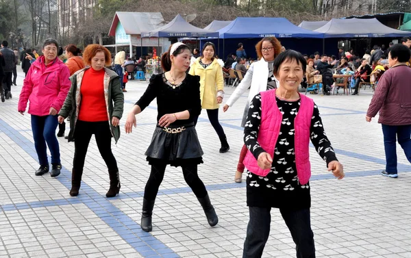 Pengzhou, Čína: ženy tančí v pengzhou parku — Stock fotografie