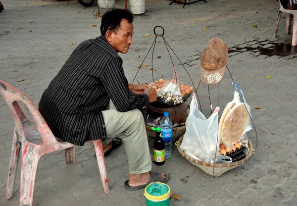 Bang Saen, Tailandia: Vendedor de alimentos vendiendo huevos — Foto de Stock