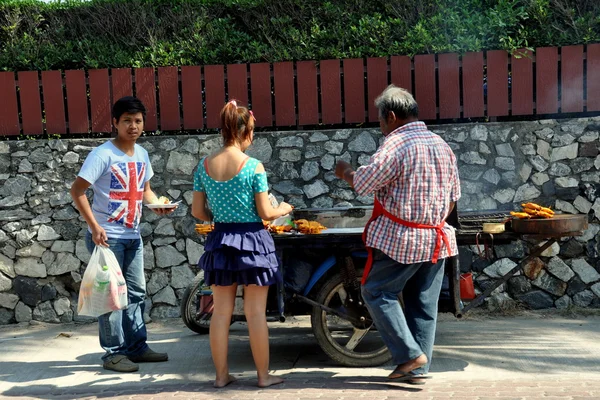 Bang saen, thailand: folk köper gata mat — Stockfoto