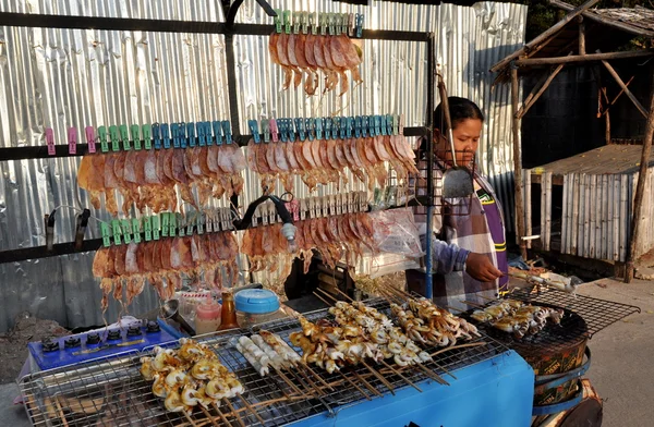 Bang saen, thailand: kvinna som säljer fisk och skaldjur — Stockfoto