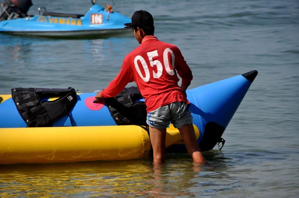 Bang saen, thailand: Thaise man met bananenboot — Stockfoto