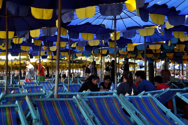 Bang Saen, Tailandia: Personas sentadas bajo los paraguas de la playa —  Fotos de Stock