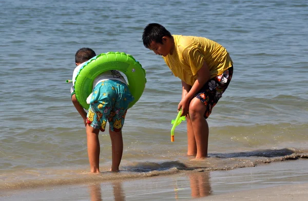 Bang Saen, Tailandia: Niños tailandeses jugando en el océano —  Fotos de Stock