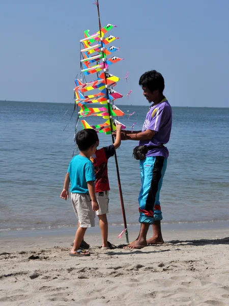 Bang saen, thailand: pojkar köpa modellflygplan på stranden — Stockfoto
