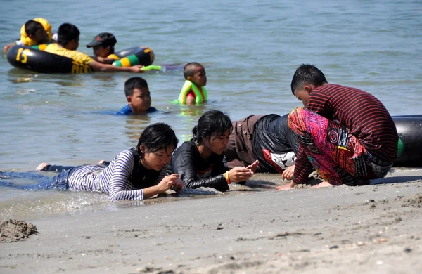 Bang saen, Thajsko: thajské děti na pláži — Stock fotografie