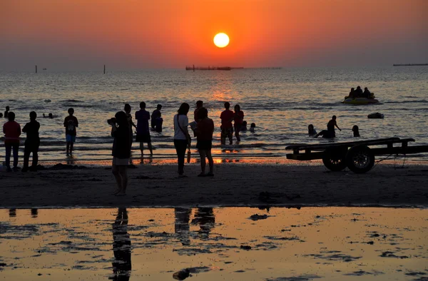 Bang Saen, Tailândia: Pessoas em Beach Watching Sunset — Fotografia de Stock