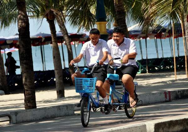 Bang Saen, Thailand: Thai Students Riding Bikes on Promenade — Stock Photo, Image